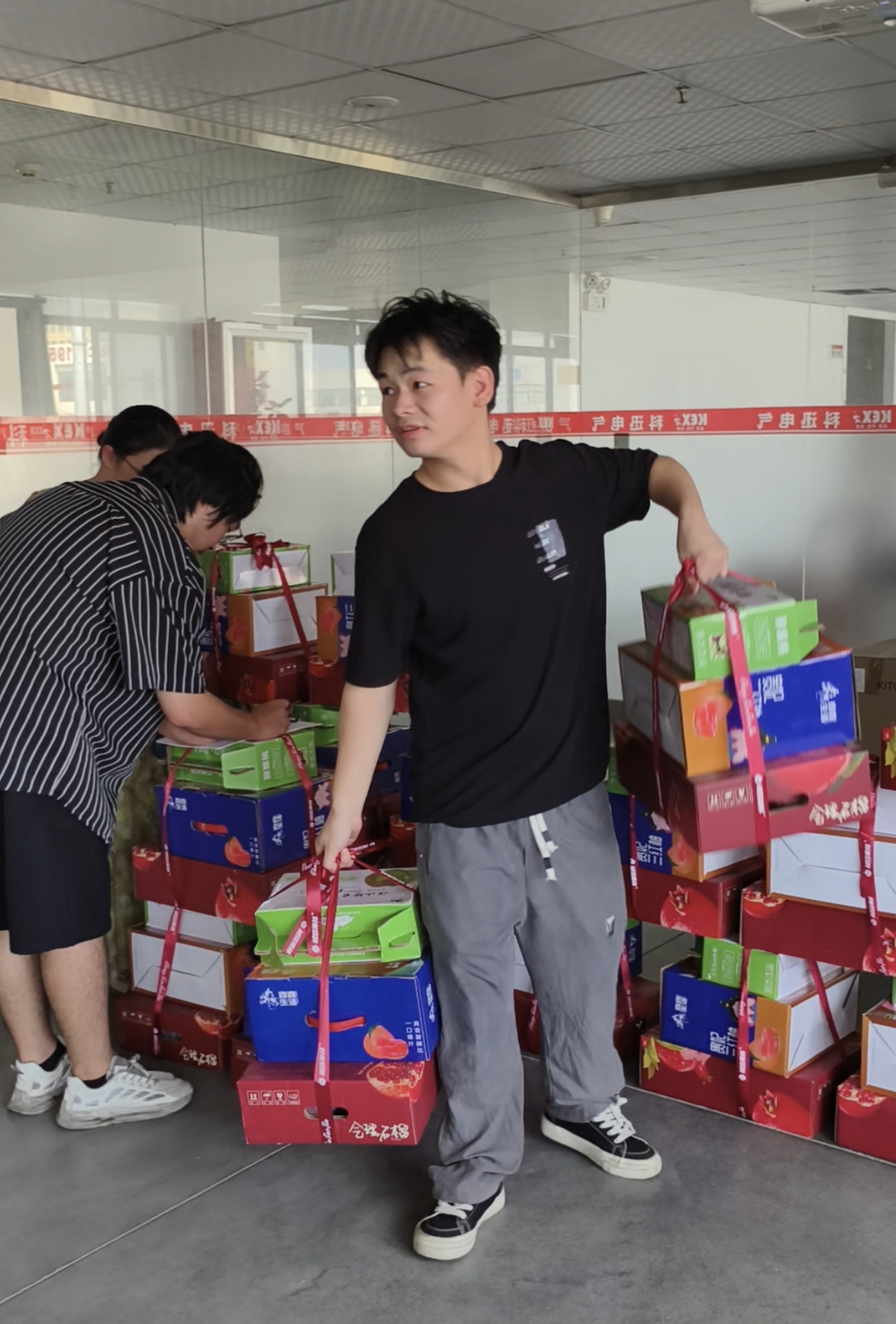 मध्य शरद चाडको अवसरमा, केक्सुन इलेक्ट्रिकले प्रत्येक कर्मचारीका लागि उत्कृष्ट उपहार बक्सहरू तयार गरेको छ।